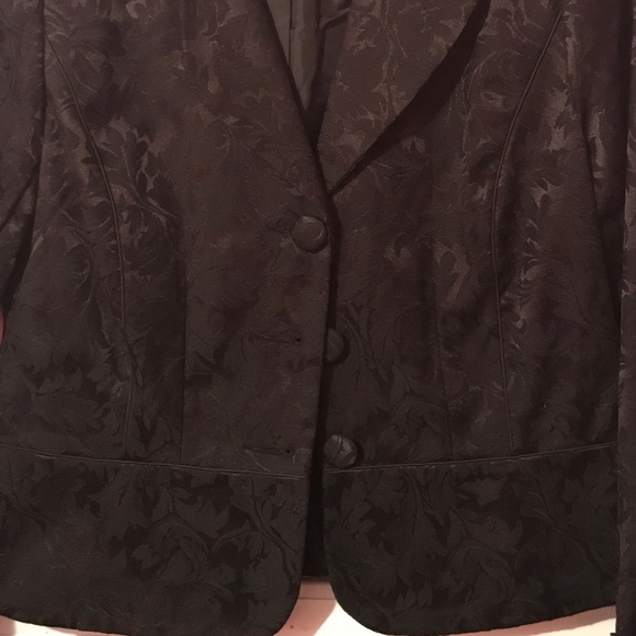 🌹Beautiful Black Blazer With Print🌹 - Picture 2 of 8